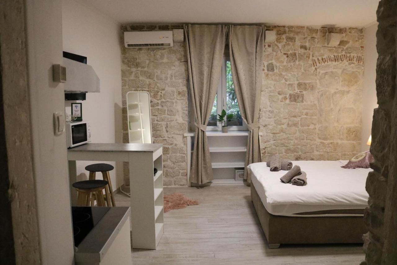 Studios Kadena Trogir - 18Th Century Stone House المظهر الخارجي الصورة